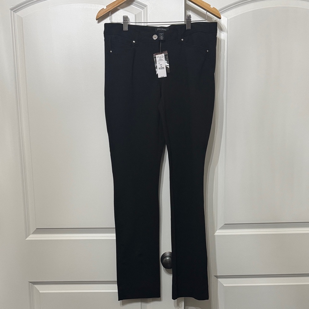 White House Black Market Black Ponte Slim Pant. NWT’s. Size 6R.